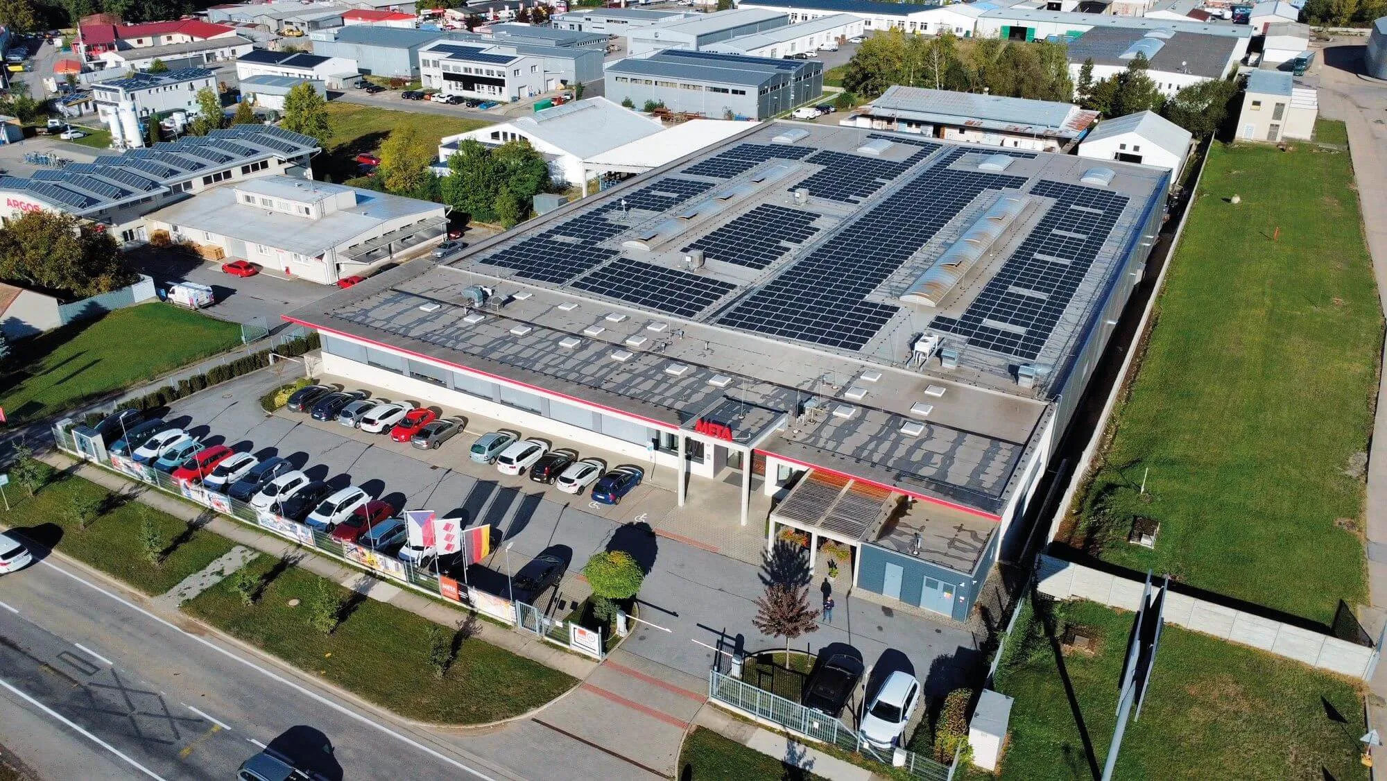 Udržateľný areál META   letecký pohľad ukazuje halu s nainštalovanými solárnymi panelmi
